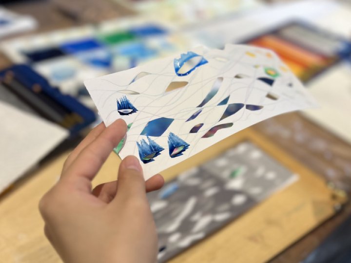 《10/25PM》きそがわ往来アートワークショップ「水のイメージの形を切り抜いた台紙から絵を描く「水ノイロ、水ノカタチ」の関連画像1